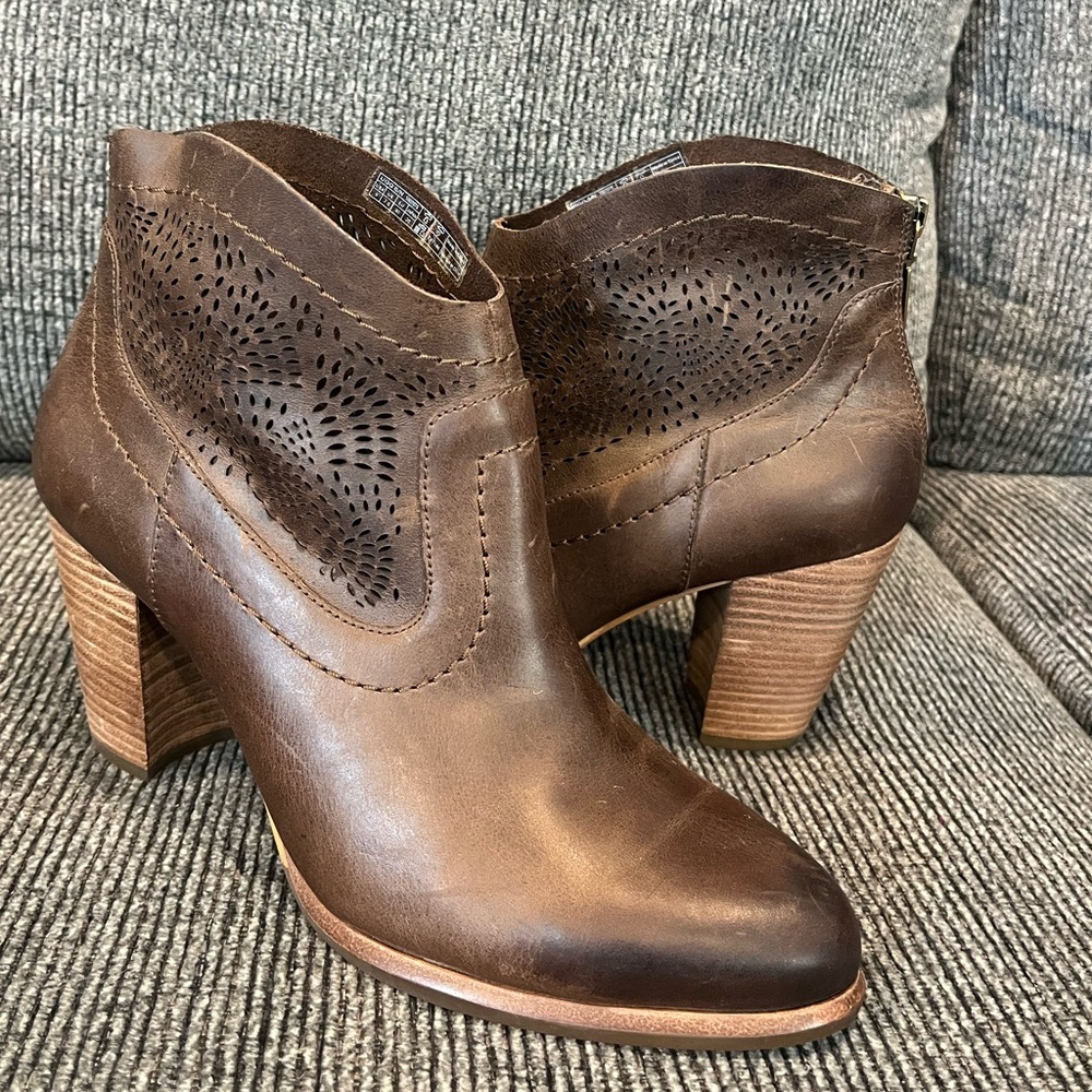UGG Charlotte Seaweed Perforation Brown Bootie Size 9